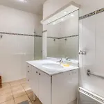 1 Bedroom Lovely In * רויאן