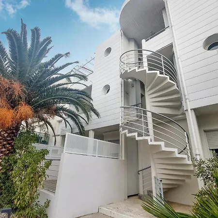 Апартаменты Cozy In With Wifi Руайян