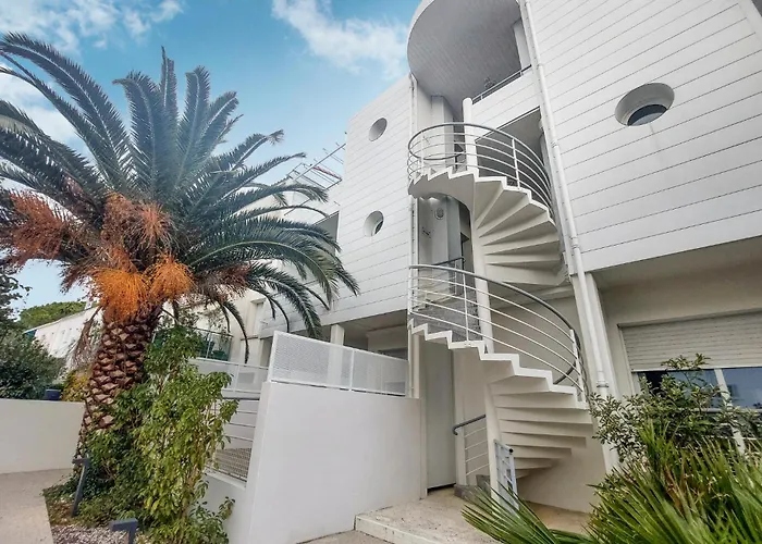 Апартаменты Cozy In With Wifi Руайян